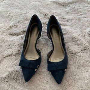 Navy dress shoe with bow